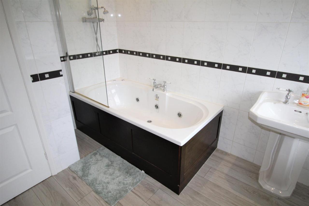 Whitley Bay - Sleeps 6 - Refurbished Throughout - Fast Wifi - Dogs Welcome المظهر الخارجي الصورة